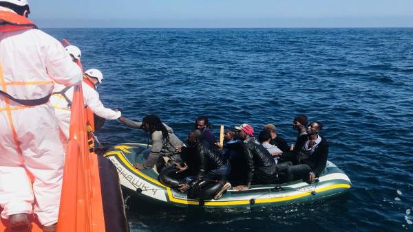 Rescate patera con inmigrantes por Salvamento Marítimo Rescate patera con inmigrantes por Salvamento Marítimo