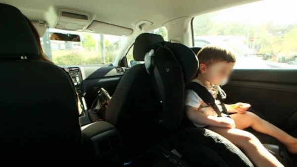 Niño en el coche Niño en el coche