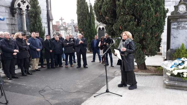 Consuelo Ordónez en el cementerio de Pollloe Consuelo Ordónez en el cementerio de Pollloe
