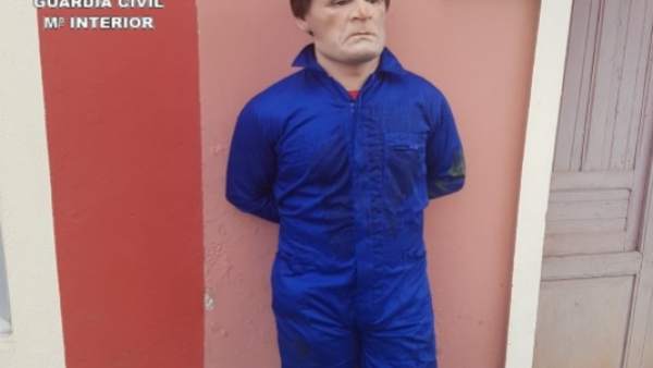 Imagen de uno de los detenidos con la careta utilizada en los atracos Imagen de uno de los detenidos con la careta utilizada en los atracos