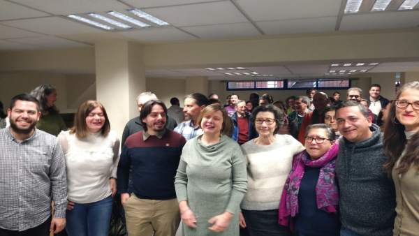 Taboada arropada por los concejales de Somos. Taboada arropada por los concejales de Somos.