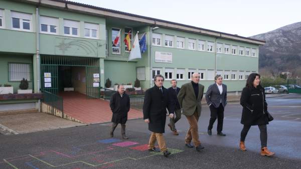 Martin inaugura el nuevo alumbrado de edificios municipales de San Felices Martin inaugura el nuevo alumbrado de edificios municipales de San Felices