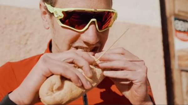 Alistair Brownlee se come un bocadillo de tortilla de patatas Alistair Brownlee se come un bocadillo de tortilla de patatas