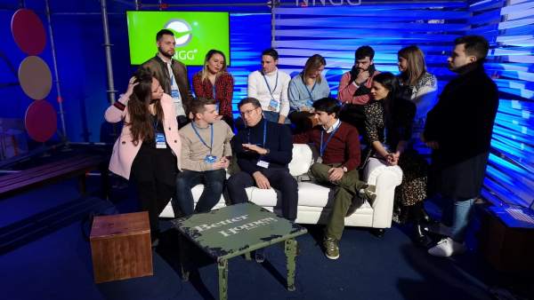 Fejióo con miembros de Nuevas Generaciones en la Convención Nacional Fejióo con miembros de Nuevas Generaciones en la Convención Nacional