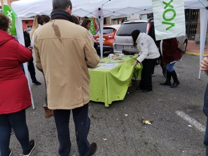 Lanzan huevos a Vox