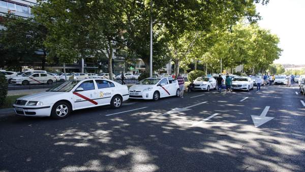 Taxistas se concentran en el Paseo de la Castellana de Madrid frente al Minister Taxistas se concentran en el Paseo de la Castellana de Madrid frente al Minister