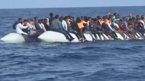 Un centenar de inmigrantes siguen a la deriva en el Mediterráneo Un centenar de inmigrantes siguen a la deriva en el Mediterráneo