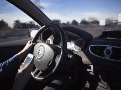 Conductor con teléfono móvil, conducción, tráfico, seguridad vial