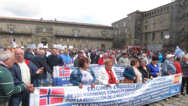 Marinos de Long Hope en una protesta en el Obradoiro con emigrantes retornados Marinos de Long Hope en una protesta en el Obradoiro con emigrantes retornados