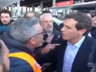 Los taxistas abuchean a Albert Rivera en Atocha