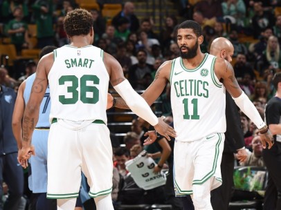 Marcus Smart, base de los Boston Celtics, con su compañero de equipo Kyrie Irving