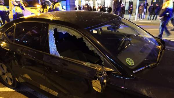Coche VTC atacado por taxistas en huelga en Barcelona Coche VTC atacado por taxistas en huelga en Barcelona