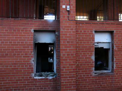 Ventanas de la vivienda de la Plaça Baró de Viver de Sant Andreu (Barcelona) que ha sido incendiada por un grupo de vecinos prendiéndole fuego a un colchón.