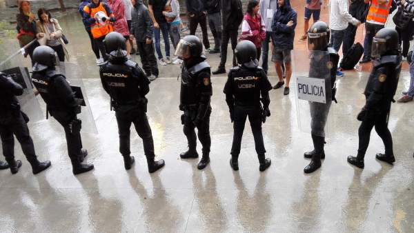 Guardia Civil y Policía Nacional requisan urnas del referéndum del 1-O. Guardia Civil y Policía Nacional requisan urnas del referéndum del 1-O.