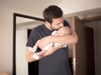 La ampliación del permiso de paternidad debe regularse para la plena igualdad.