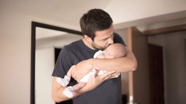 La ampliación del permiso de paternidad debe regularse para la plena igualdad. La ampliación del permiso de paternidad debe regularse para la plena igualdad.
