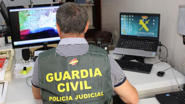Un agente de la Guardia Civil inspecciona archivos en un ordenador Un agente de la Guardia Civil inspecciona archivos en un ordenador