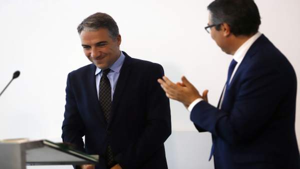 Salado presidente Diputación Málaga aplaude al expresidente y consejero Bendodo Salado presidente Diputación Málaga aplaude al expresidente y consejero Bendodo