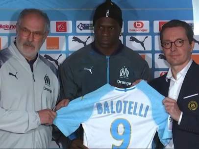Mario Balotelli es presentado por el Olympique de Marsella.