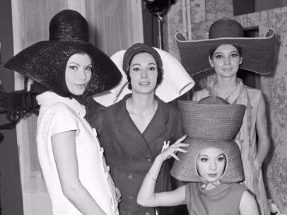 Modelos durante un desfile de la firma Vargas Ochagavía. Madrid, 1965