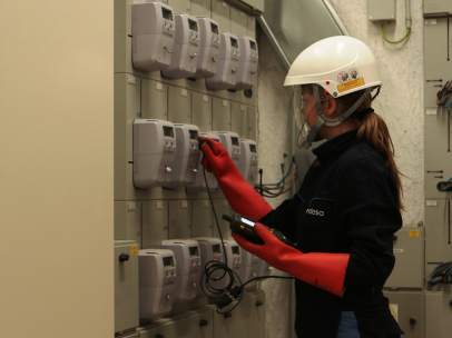 Trabajadores de Endesa revisan contadores