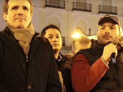 El expreso político venezolano Sergio Contreras, dando un discurso este miércoles en la Puerta del Sol de Madrid con el líder del PP, Pablo Casado