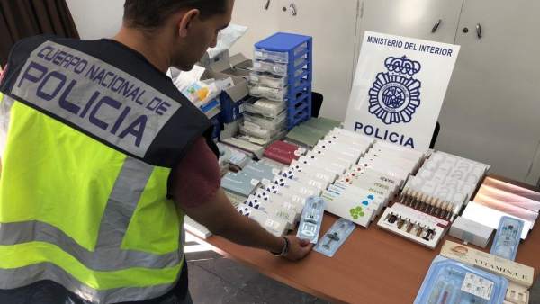 Policía Nacional con objetos incautados Policía Nacional con objetos incautados