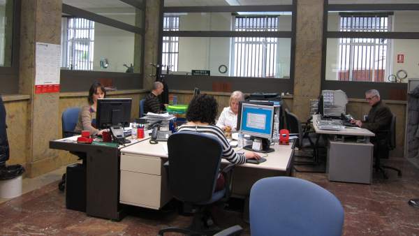 Funcionarios trabajando en La Rioja Funcionarios trabajando en La Rioja