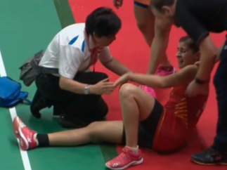 Carolina Marín, asistida durante la final del Másters de Indonesia