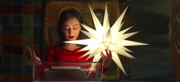 Hayarpi Tamrazyan, una chica inmigrante de Armenia hablando en la iglesia Kerkasiel Bethel