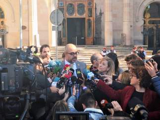 El conseller Miquel Buch y la alcaldesa de Vilanova, Neus Lloveras.