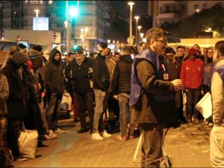 Cola de usuarios de las cenas solidarias en la Estació del Nord de Barcelona.