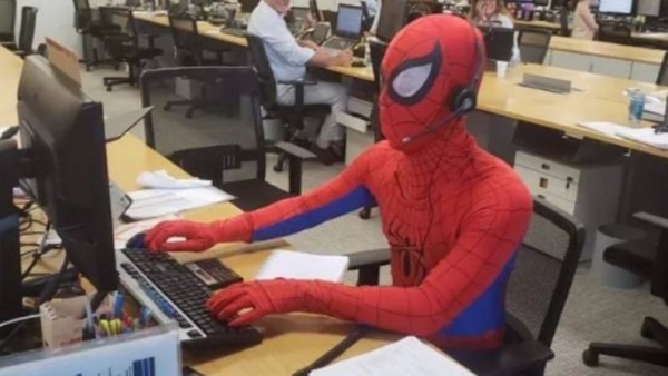 Un trabajador de Brasil, vestido de Spiderman Un trabajador de Brasil, vestido de Spiderman