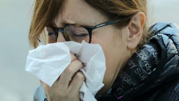 Gripe, resfriado, constipado, constiparse, mujer tosiendo, toser, tos Gripe, resfriado, constipado, constiparse, mujer tosiendo, toser, tos
