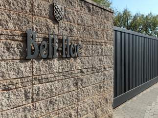 Puerta de la escuela Bell-lloc del Pla de Girona.