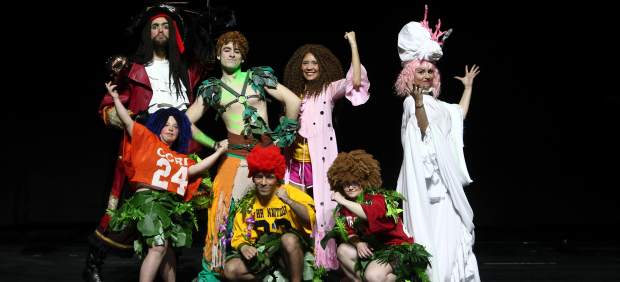 El elenco del musical de Peter Pan sobre el escenario del Teatro Nuevo Apolo.
