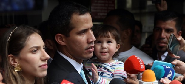 Juan Guaidó, presidente interino de Venezuela, con su esposa y su hija después de que un grupo militar estuviera en su casa