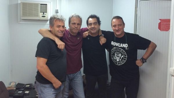 Hombres G posan antes de un concierto Hombres G posan antes de un concierto