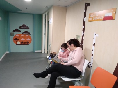 Un paciente pediátrico y su madre esperan en una sala de la Unidad de Fibrosis.