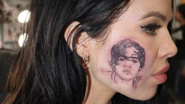 Se tatúa la cara de Harry Styles Se tatúa la cara de Harry Styles