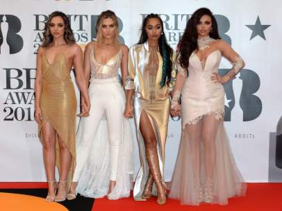 Little Mix posando en la alfombra de los 'Brit Awards'