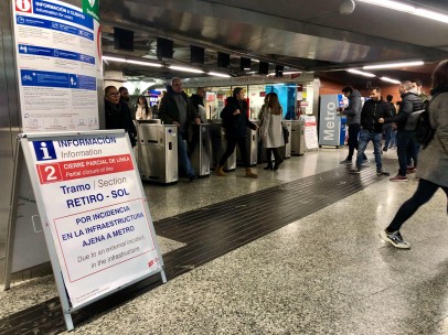 Cartel informa del cierre de la línea 2 en Sol