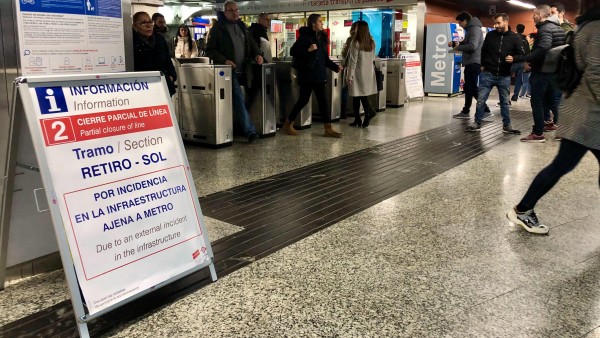 Cartel informa del cierre de la línea 2 en Sol Cartel informa del cierre de la línea 2 en Sol