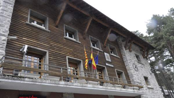 Fachada del Ayuntamiento de Canfranc. Fachada del Ayuntamiento de Canfranc.