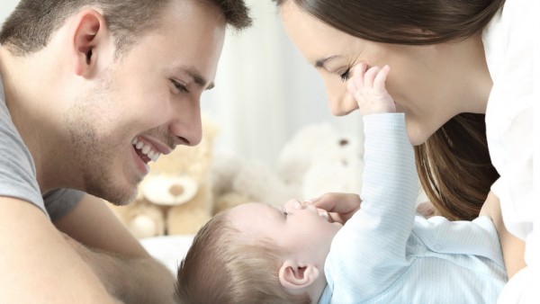 Imagen de recurso de un bebé y familia Imagen de recurso de un bebé y familia