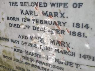 Imagen de la tumba de Karl Marx tras su ataque en el cementerio de Highgate, Londres.