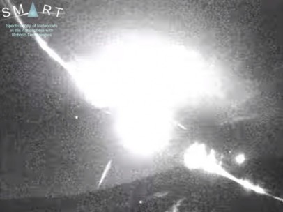 Roca impacta en la atmósfera y genera bola de fuego