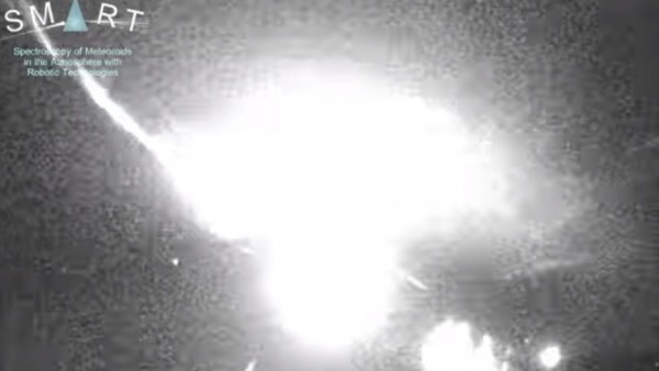 Roca impacta en la atmósfera y genera bola de fuego Roca impacta en la atmósfera y genera bola de fuego