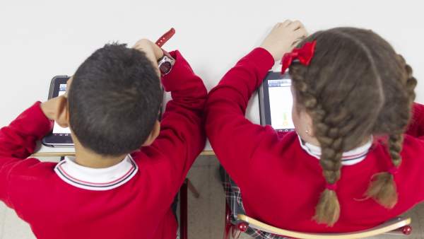 Colegio, aula, primaria, clase, niño, niña, niños, estudiando, estudiar, deberes Colegio, aula, primaria, clase, niño, niña, niños, estudiando, estudiar, deberes