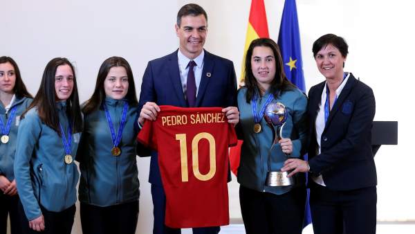 Pedro Sánchez y la selección española femenina sub17 Pedro Sánchez y la selección española femenina sub17